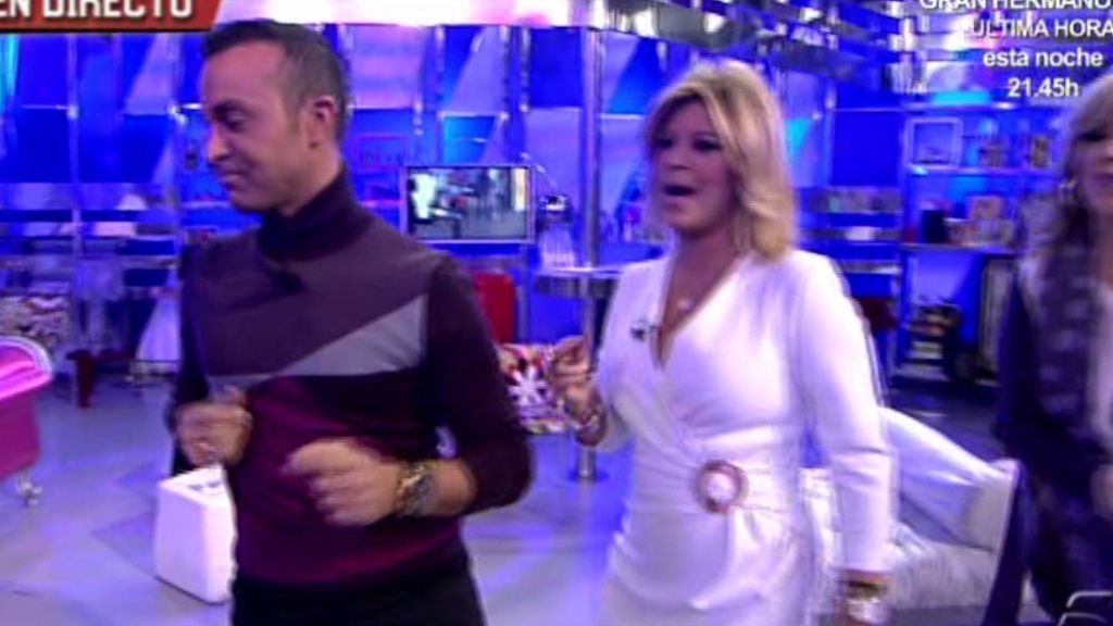 Belén Esteban, fan incondicional del cantante, sale a cantar con él