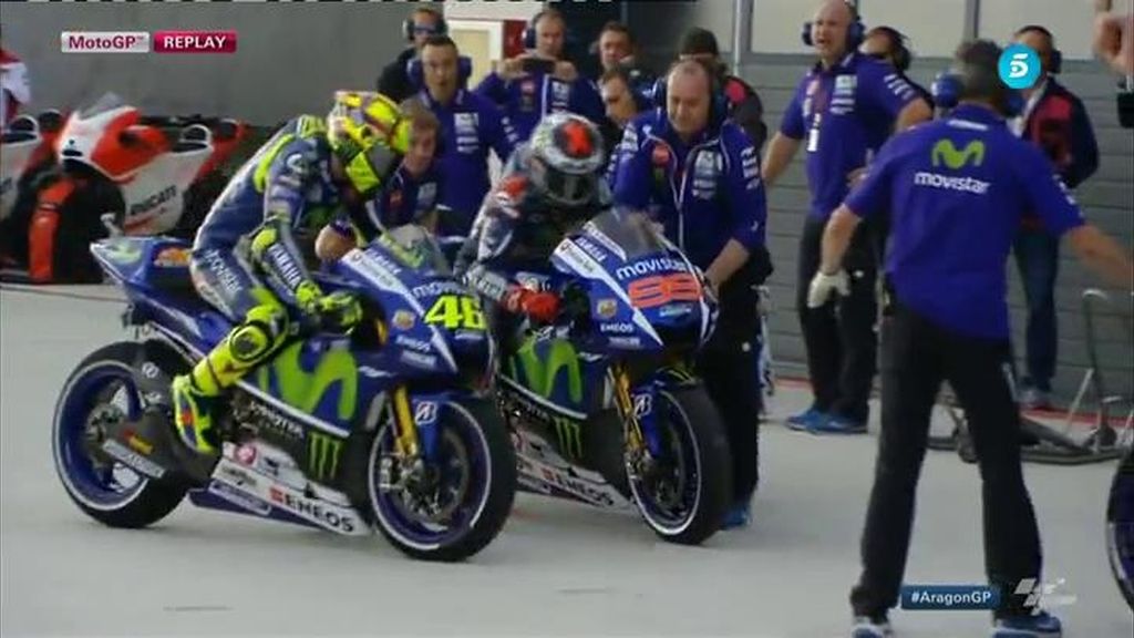Rossi y Lorenzo a punto de chocar en el ensayo de cambio de moto en carrera