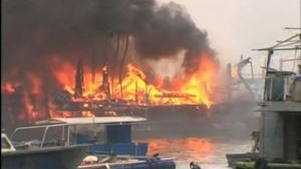 Espectacular incendio en el puerto de Hong Kong