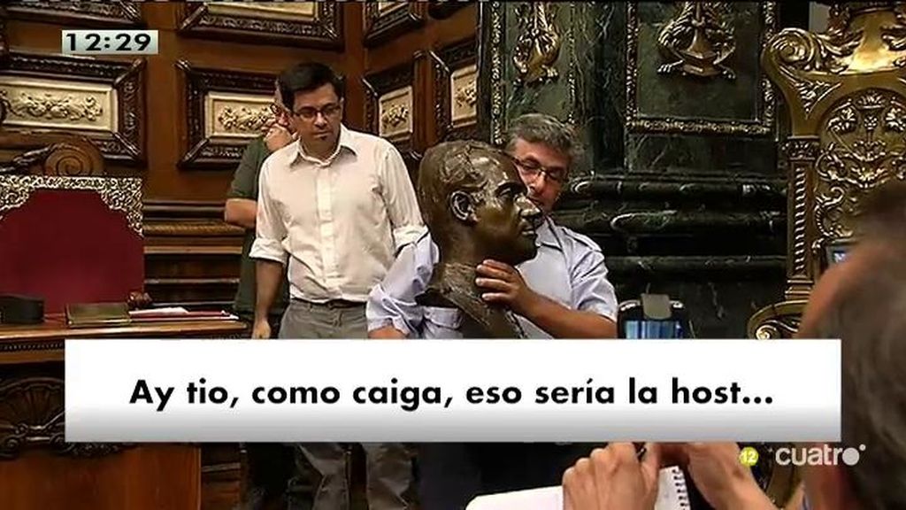 Así fue el show de la retirada del busto de Juan Carlos I en Barcelona