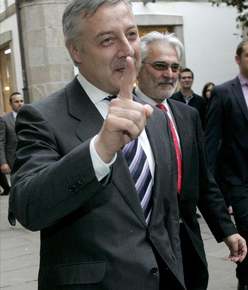 El ministro de Fomento, José Blanco, momentos antes de comenzar el acto de apadrinamiento de la promoción de la Facultad de Ciencias Económicas de la Universidad de Santiago de Compostela que ha tenido lugar esta tarde en la capital gallega. EFE