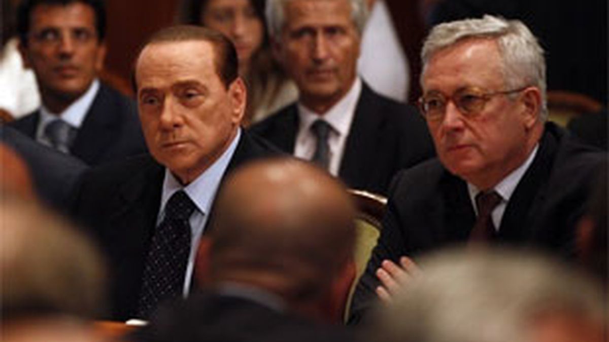 Berlusconi y su ministro de Economía, Giulio Tremonti, durante un encuentro entre el gobierno y los agentes sociales en el Palacio Chigi en Roma. Foto: AP.