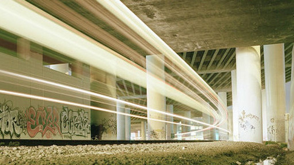 Haz de luz en las vías