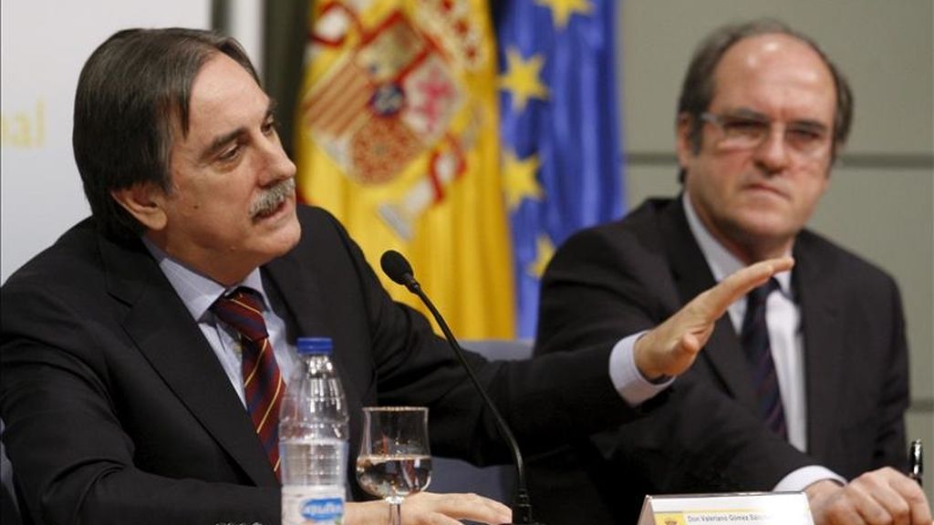 Los ministros de Trabajo e Inmigración, Valeriano Gómez (i), y de Educación, Ángel Gabilondo, durante la presentación de la convocatoria de acreditación de las competencias profesionales, que permitirá reconocer los conocimientos adquiridos por la experiencia laboral y vías no formales de formación. EFE