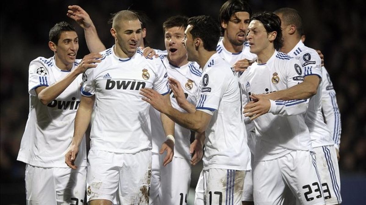 El jugador del Real Madrid, Karim Benzema (2i) celebra una anotación ante el Olympique de Lyon, durante el partido de la Liga de Campeones en el estadio de Gerland en Lyon (Francia). EFE El jugador del Real Madrid, Karim Benzema (2i) celebra una anotación ante el Olympique de Lyon, durante el partido de la Liga de Campeones en el estadio de Gerland en Lyon (Francia). EFE