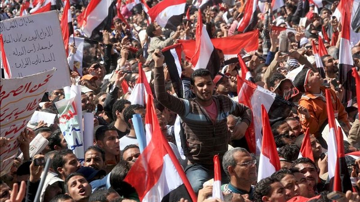 Decenas de miles de egipcios sostienen banderas nacionales durante una manifestación en la plaza Tahrir en El Cairo (Egipto). EFE/Archivo