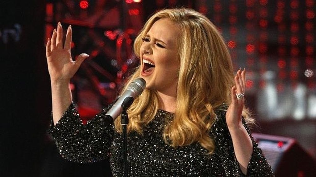 Adele deleitó con su voz en Barcelona