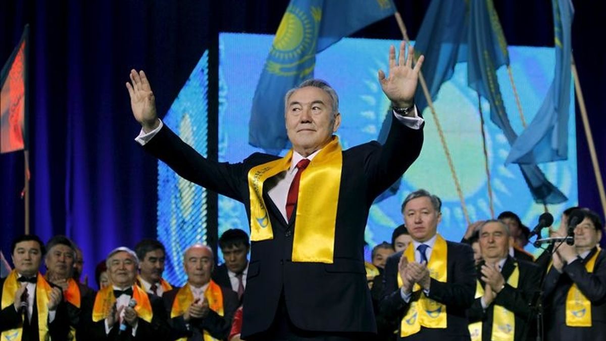 El presidente kazajo, Nursultán Nazarbáyev, celebra con sus simpatizantes su reelección en el cargo con el 95,5 % de los votos, según los resultados preliminares de los comicios ofrecidos por la Comisión Electoral Central (CEC) de Kazajistán. EFE