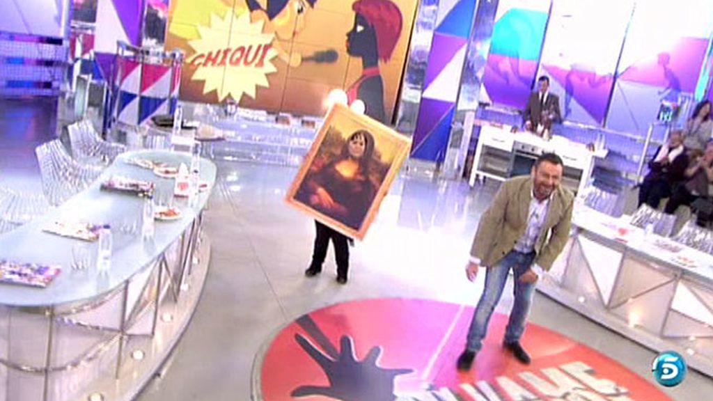 La reportera cambia el rostro de la pintura