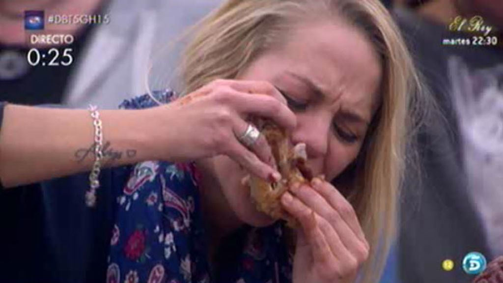 Yolanda se come una mano de cerdo para conseguir un plato de salchichas