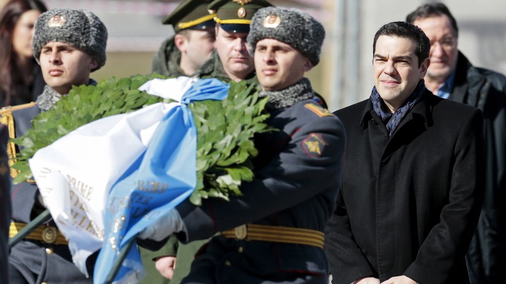 Tsipras deposita flores ante la tumba del Soldado Desconocido en Moscú