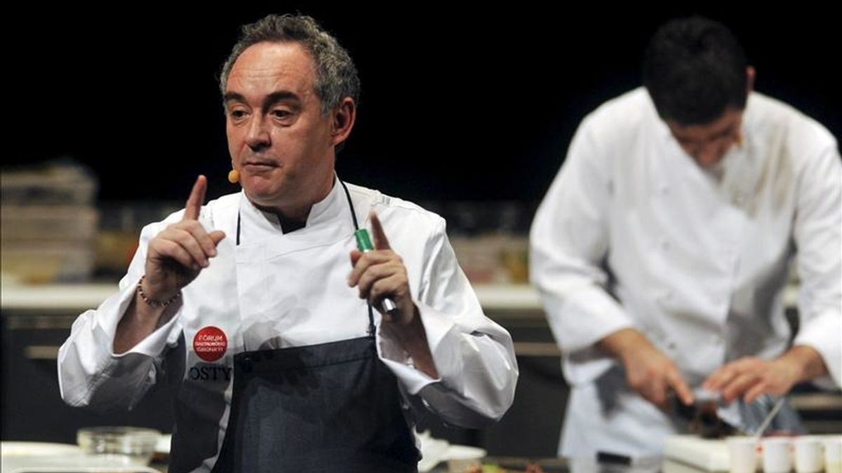 El chef Ferran Adrià, durante la clase magistral sobre "La caza en El Bulli", que impartió ayer en la inauguración del Forum Gastronómico de Girona. EFE/Archivo El chef Ferran Adrià, durante la clase magistral sobre "La caza en El Bulli", que impartió ayer en la inauguración del Forum Gastronómico de Girona. EFE/Archivo