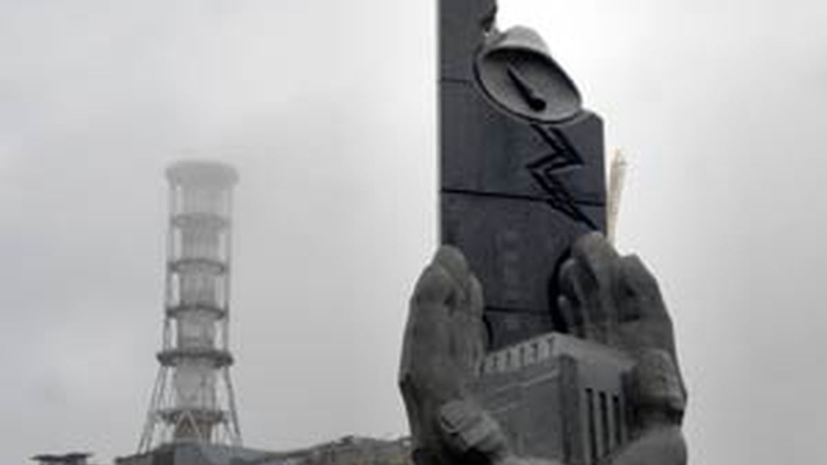Un nuevo monumento a los trabajadores que defendían la población contra el peligro nuclear con motivo del 20 aniversario de la catástrofe. Foto: GTRES