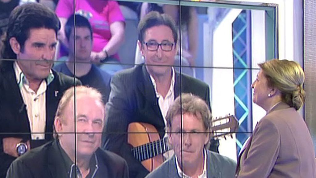 Rocío, la hija de Carmen, quiere animar a su madre con su grupo favorito