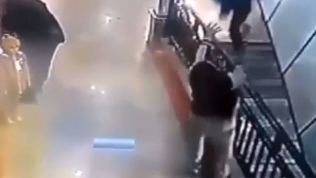 Un niño resulta ileso de milagro tras caer por el hueco de una escalera