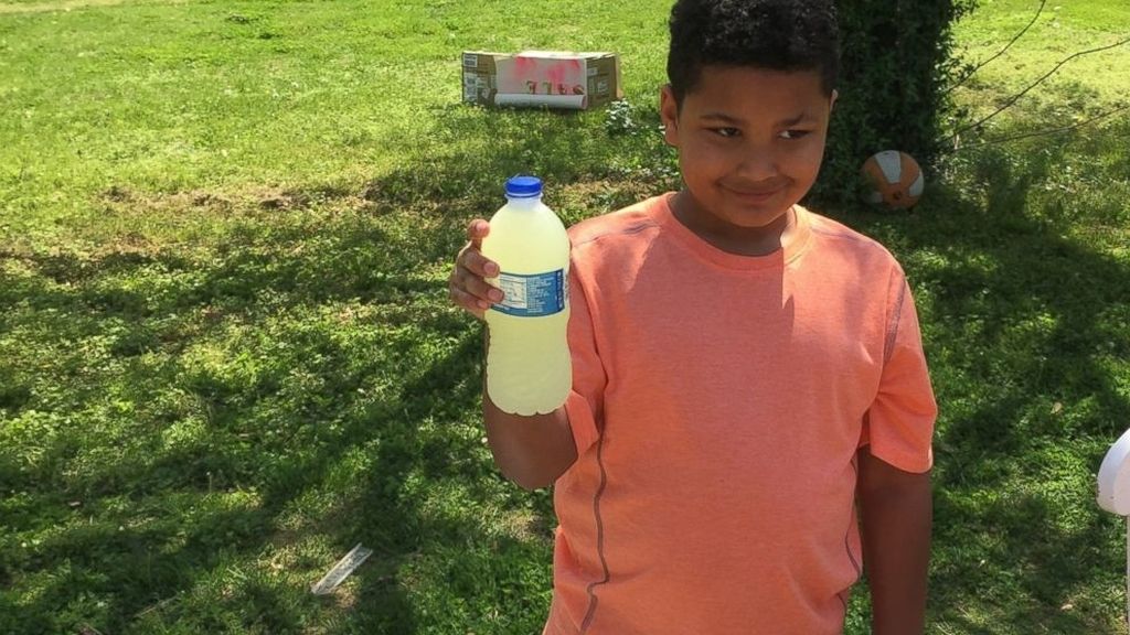 Vende limonada para pagar su propia adopción