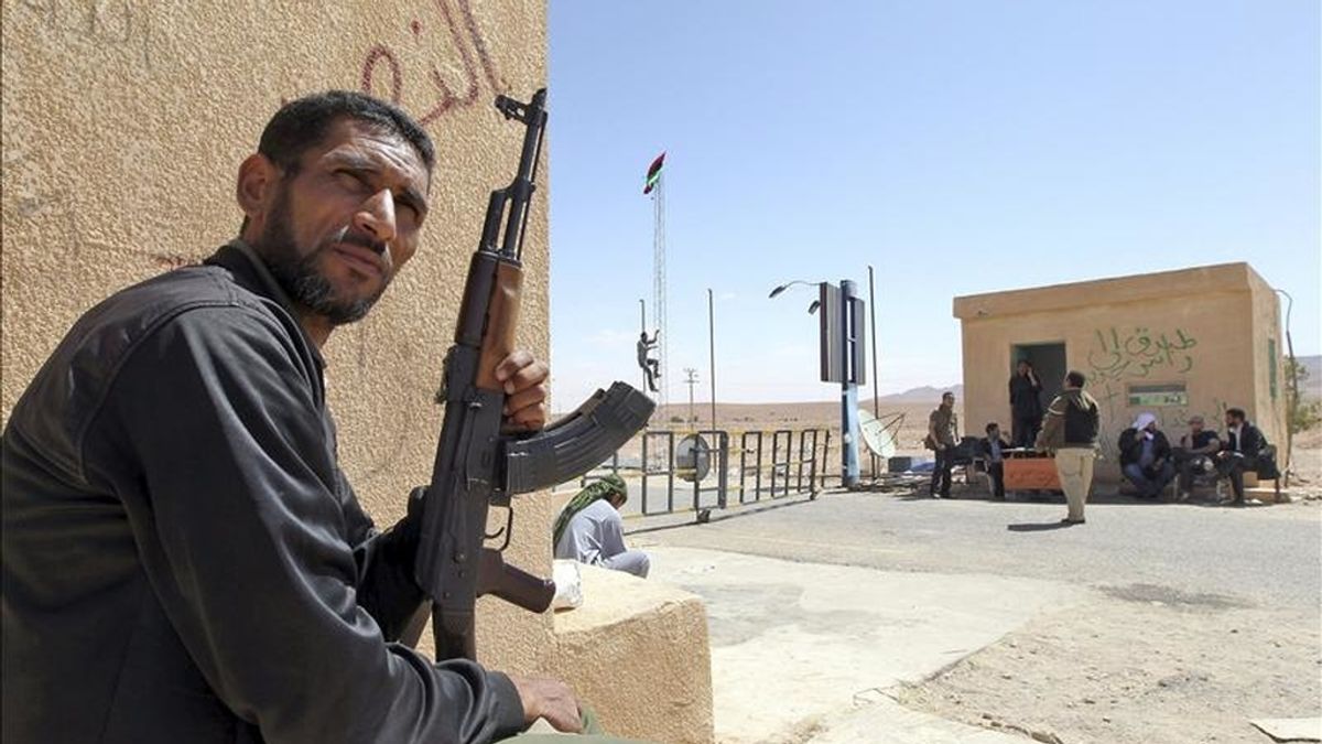 Rebeldes libios hacen guardia en el punto fronterizo de Wazin, al sur de la frontera con Túnez. EFE