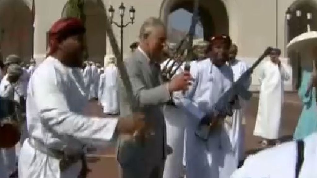 El príncipe Carlos participa en la danza de la espada durante su visita a Omán
