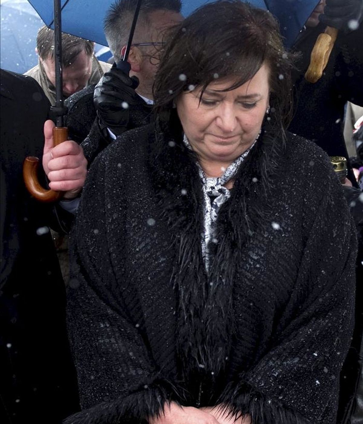 La primera dama polaca, Anna Komorowska, camina cerca del monumento conmemorativo del accidente del avión en el que falleció el presidente polaco Lech Kaczynski durante un acto para recordar el primer aniversario de la tragedia, cerca de Smolensk (Rusia) hoy. EFE