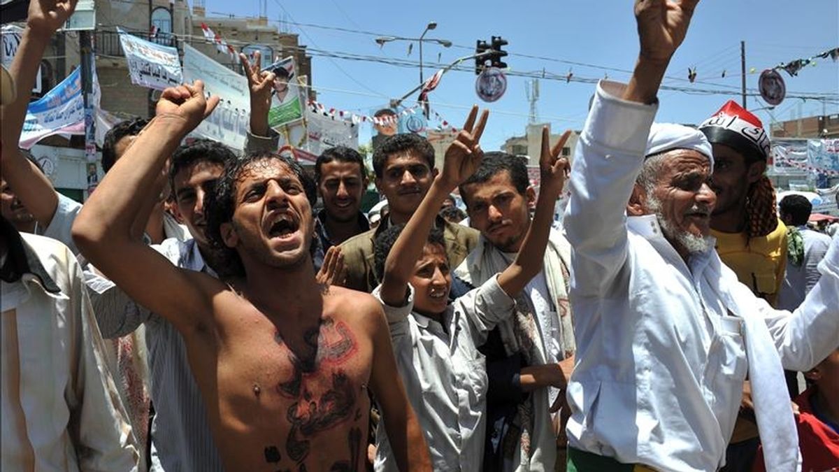 Opositores yemeníes se manifiestan contra el régimen del presidente yemení, en Saná, Yemen, ayer martes, 31 de mayo de 2011. EFE