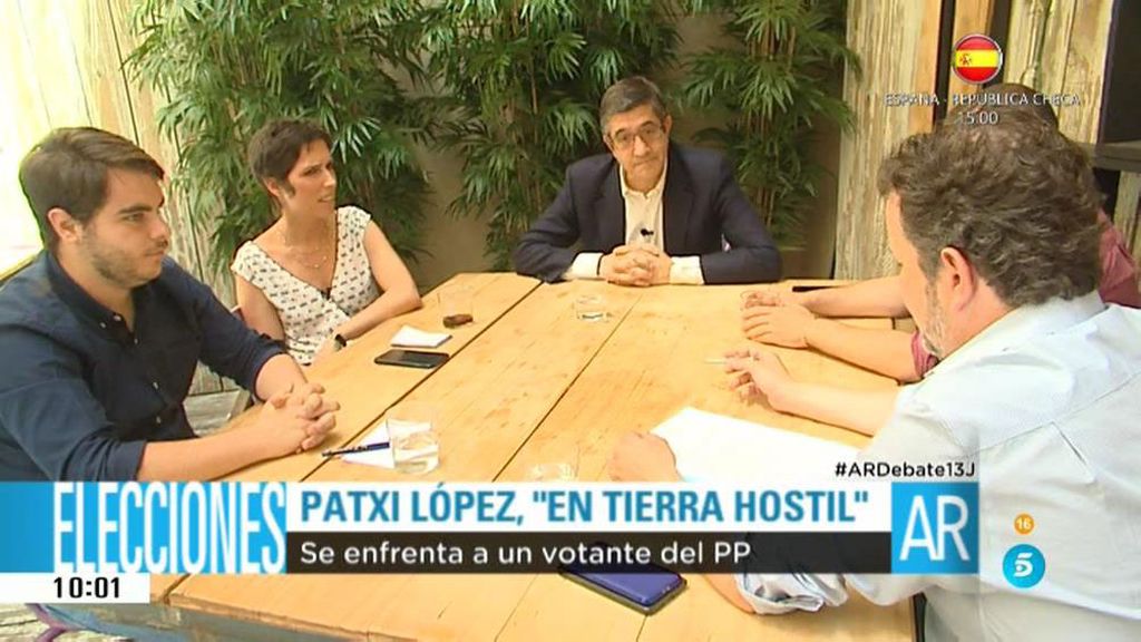 P. López se enfrenta a un votante del PP