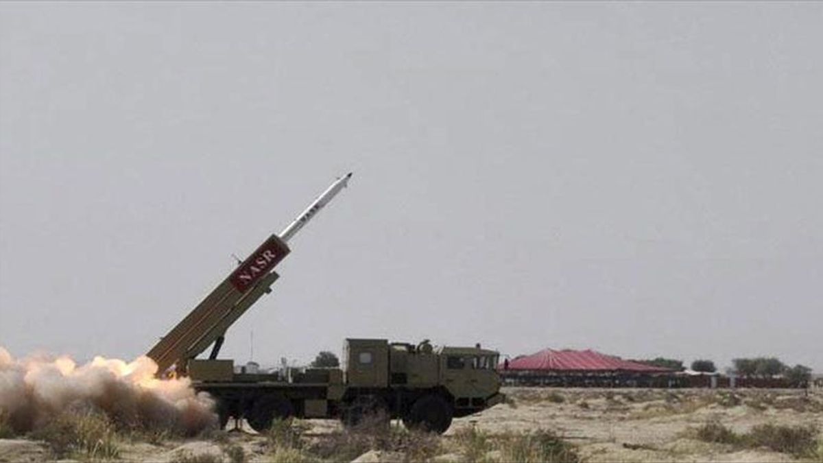 Fotografía facilitada por el Ejército paquistaní que muestra el lanzamiento de un nuevo misil de corto alcance con capacidad para portar ojivas nucleares, en Pakistán, hoy, 19 de abril de 2011. EFE