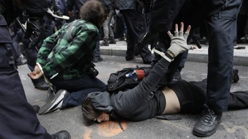 Pulso entre manifestantes y policías en Wall Street