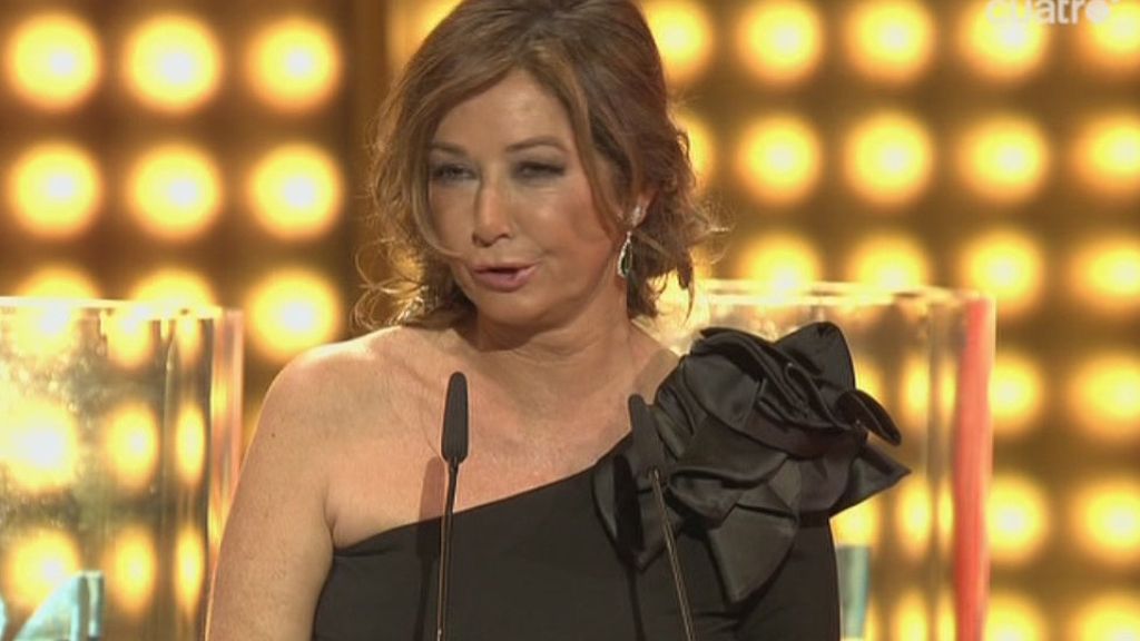 La presentadora recogió el codiciado premio con un look sobrio y elegante