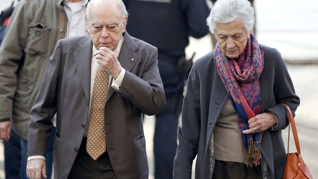 Jordi Pujol y su esposa abucheados en la puerta del juzgado