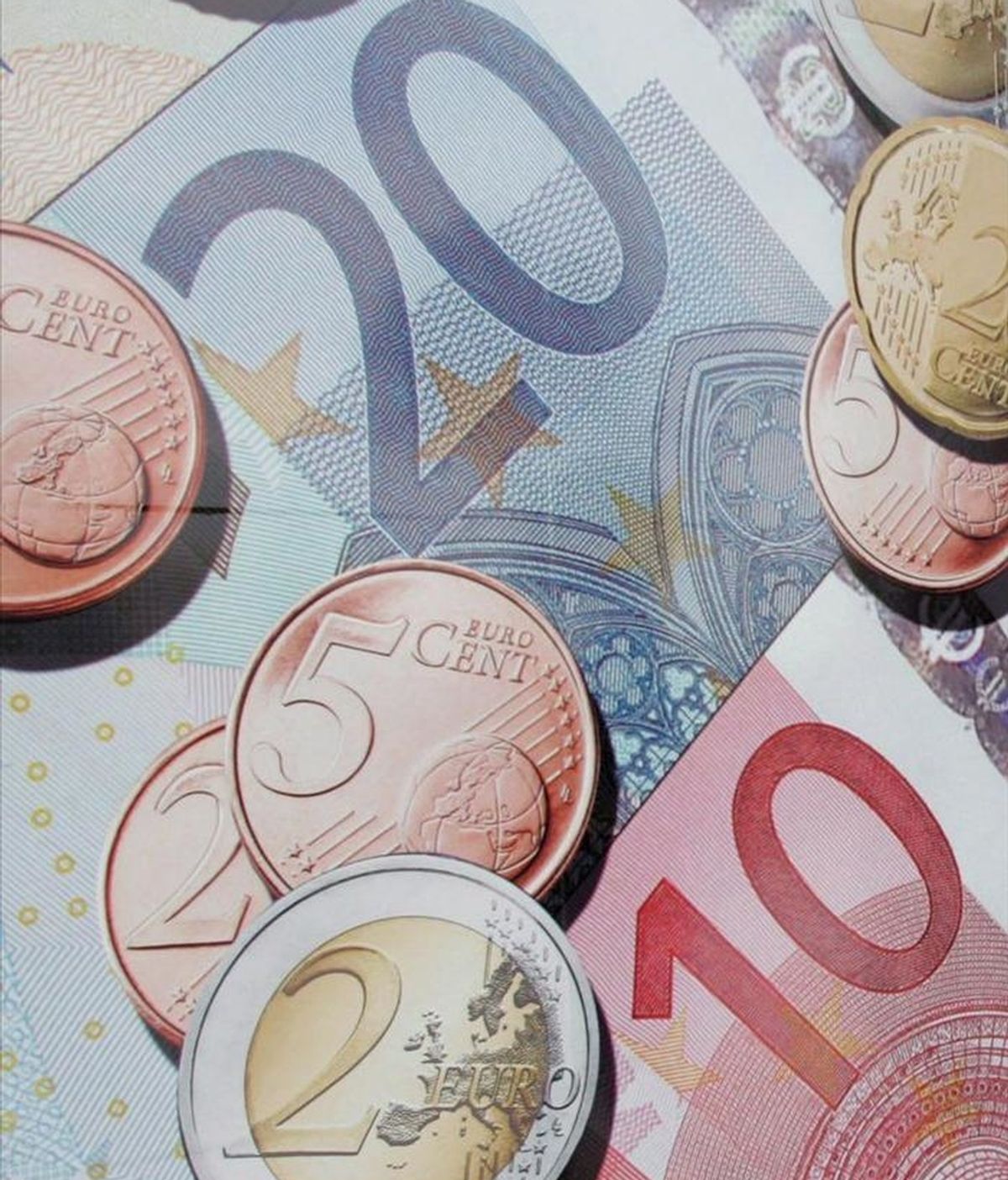 La Generalitat ultima una emisión de 2.700 millones de euros en bonos para inversores minoristas, que serán a uno y dos años, con un tipo de interés de entre el 4,25 y 4,75 por ciento, según ha anunciado el Departamento de Economía. EFE7Archivo