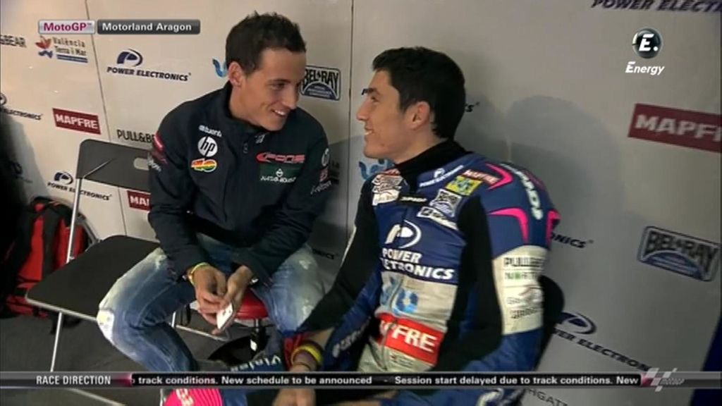 Los hermanos Espargaró bromean en el box