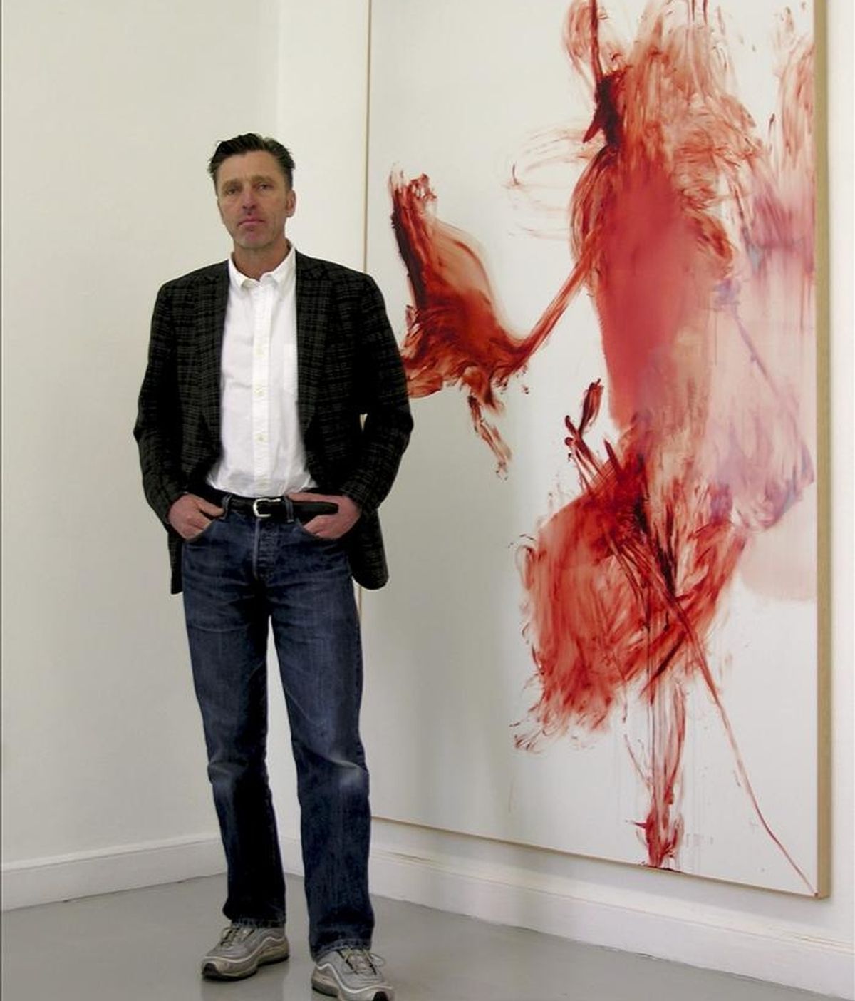 El artista Albert Oehlen durante la entrevista que ha concendido hoy a la Agencia Efe con motivo de la inauguración hoy de la muestra de su serie "H.A.T." en la galería Juana de Aizpuru. EFE