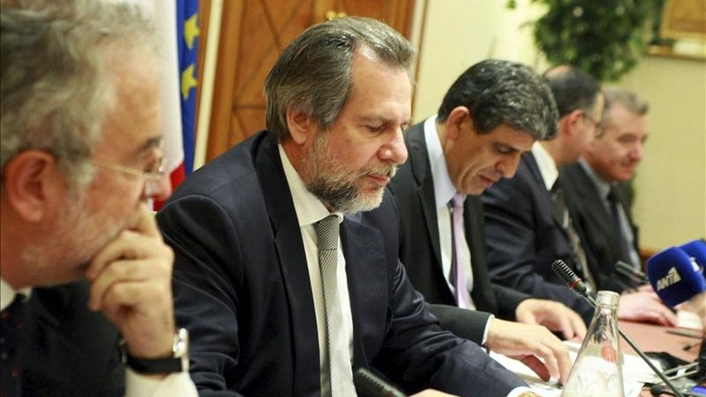 El ministro chipriota de Interior, Neoclis Sylikiotis (c); el ministro griego de de Protección Civil, Christos Papoutsis (2-i); el subsecretario del departamento de Interior de Italia, Alfredo Mantovano (d); el ministro de Justicia de Malta, Carmelo Mifsud Bonnici (2-d), y el director general español de Relaciones Internacionales y Extranjería, Arturo Avello Diaz Del Corral (i) en Nicosia (Chipre), hoy, 19 de abril de 2011. EFE