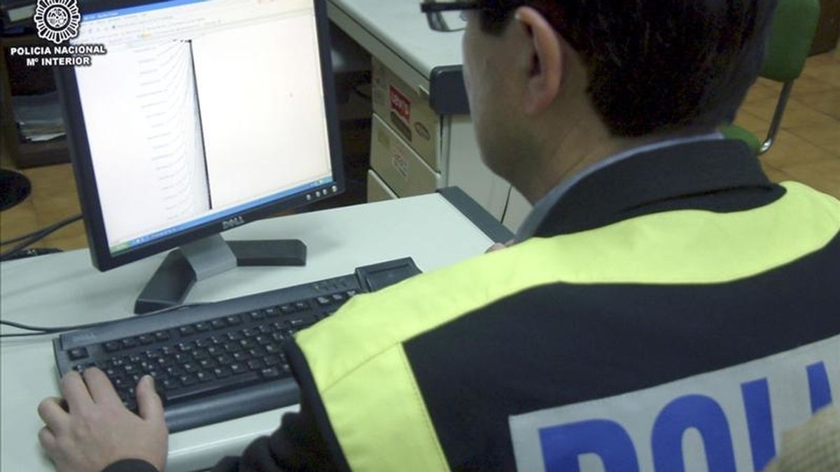 Una agente de la Policía Nacional trabaja en una operación contra la distribución de pornografía infantil a través de internet en 2010. EFE/Archivo Una agente de la Policía Nacional trabaja en una operación contra la distribución de pornografía infantil a través de internet en 2010. EFE/Archivo