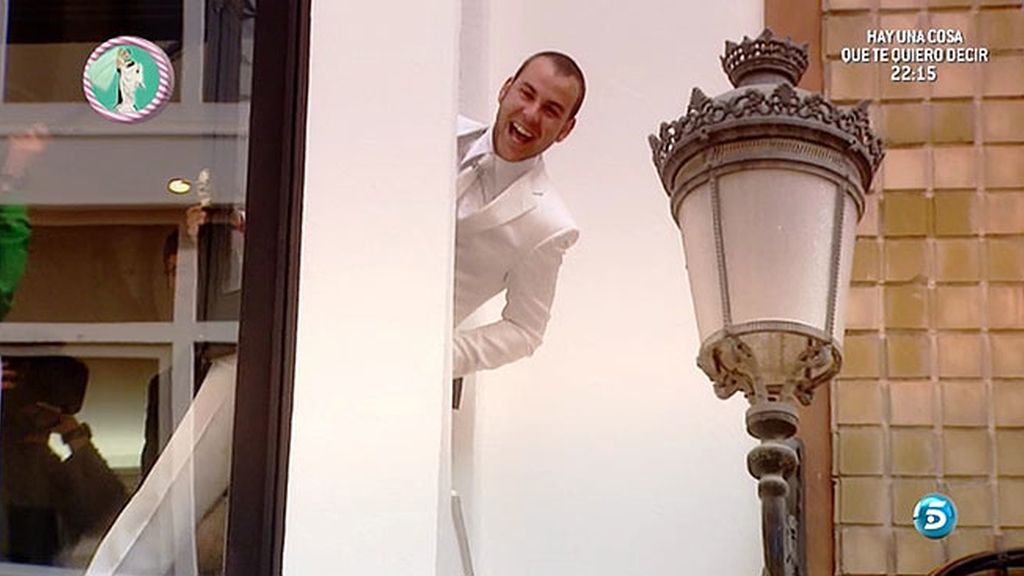 Junto a sus amigos y a su wedding planner, Cristian elige traje