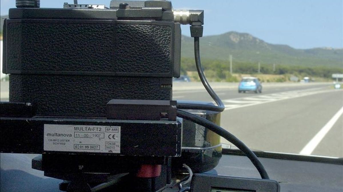El radar calcula la velocidad media mantenida por el vehículo en cuestión y, si es superior a la fijada en el tramo, realiza una fotografía del infractor. Video: Informativos Telecicno.