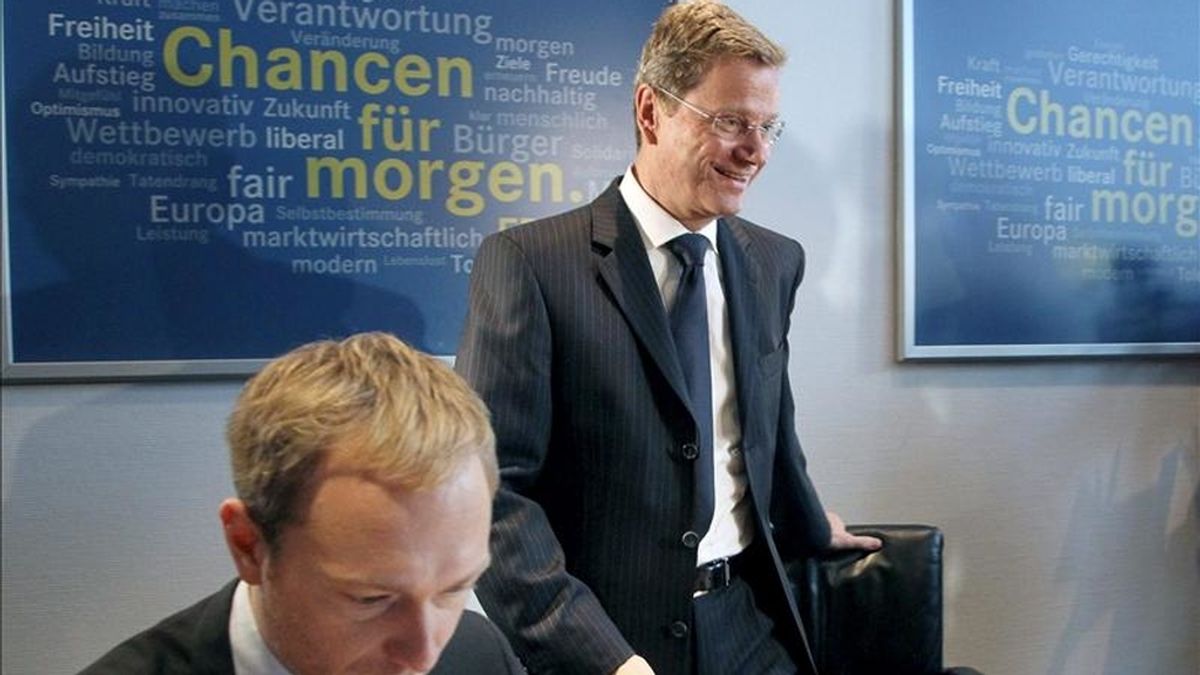 El ministro alemán de Asuntos Exteriores, Guido Westerwelle (dcha) y el secretario general del gubernamental Partido Liberal Alemán (FDP), Christian Lindner (izda) asisten a un reunión de su partido en Berlín (Alemania) hoy, lunes, 4 de abril de 2011. EFE