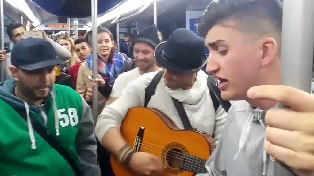 Los ritmos y el sentimiento canario inundan el metro de Madrid
