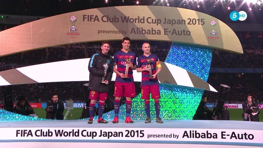 Suárez, Messi e Iniesta recogen los premios a los mejores jugadores del torneo
