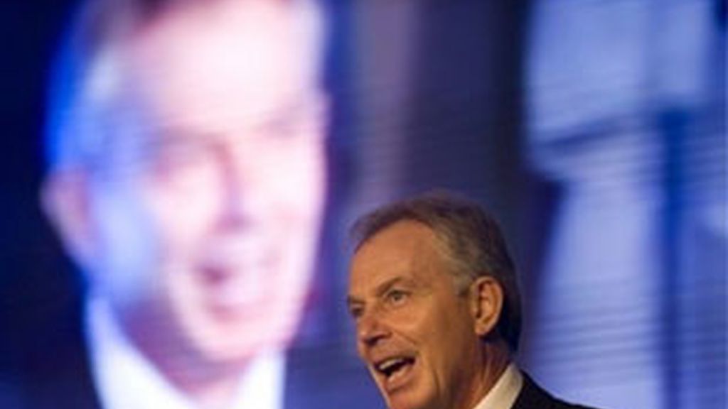 El ex primer ministro británico, Tony Blair, han reclamado este lunes en una declaración conjunta aumentar el fondo de rescate de 440.000 millones de euros. FOTO: AP