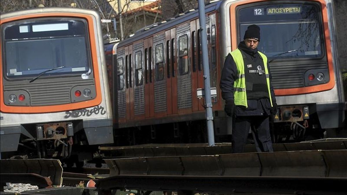 Un guardia de seguridad vigila una estación de trenes durante una nueva jornada de huelga de los trabajadores del transporte público contra los recortes de sueldos, la reducción de personal y los cambios en las relaciones laborales, en Atenas (Grecia). EFE/Archivo