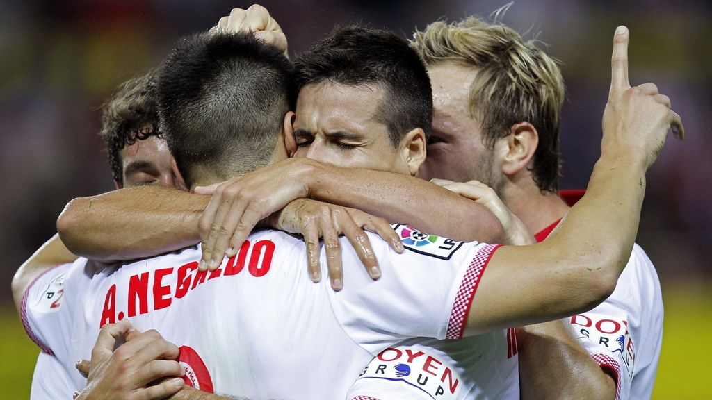 El delantero del Sevilla CF, Álvaro Negredo celebra su gol con sus compañeros
