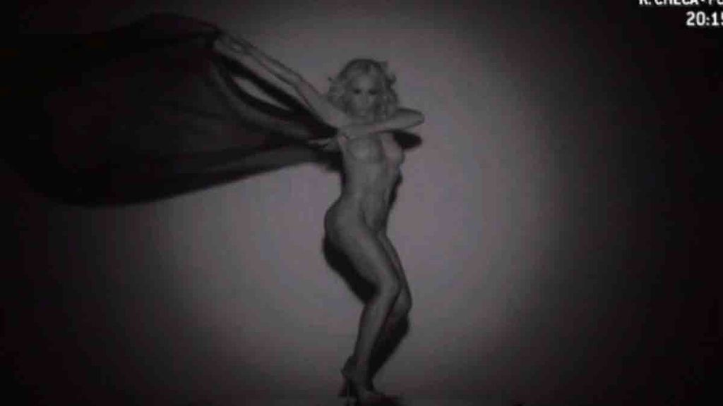 A sus 46 años, la cantante luce espectacular en su último videoclip