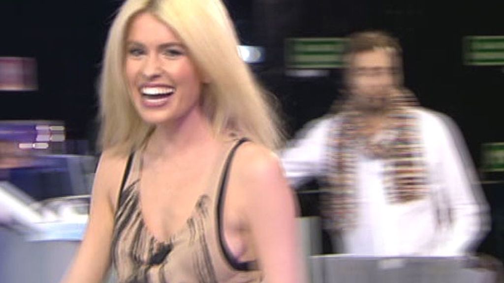 Adriana reparte besos