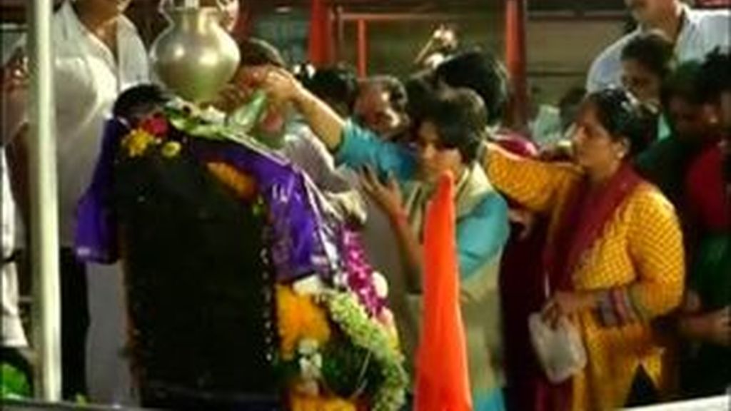 400 años después las mujeres consiguen entrar en el templo indio Shani Shingnapur