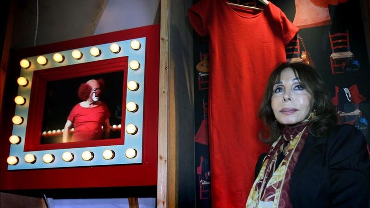 Paulina Andreu Rivel, hija de Charlie Rivel, posa ante el vestido de payaso de su padre y un video de una de sus actuaciones en la exposición "Un siglo de circo", una muestra que recorre la obra de la familia Rivel, una de las sagas legendarias del mundo del circo, a través de sus artistas de renombre internacional y de los locales históricos del circo y el music-hall de todo el mundo donde trabajaron. EFE