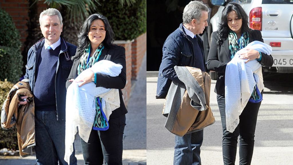 La familia a la salida de la clínica