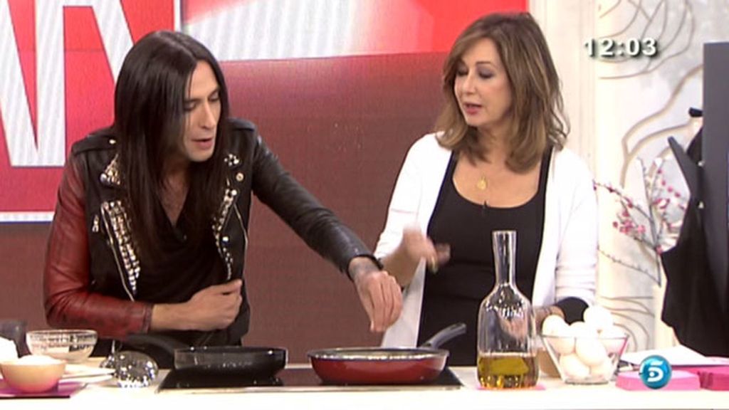 Mario no supo hacerle unos huevos fritos a Raphael