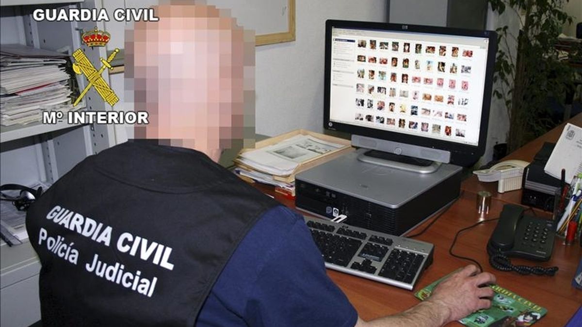 Fotografía facilitada por la Guardia Civil que han puesto hoy a disposición judicial al vecino de Murcia N.B.P., de 46 años, como presunto autor de delitos de corrupción de menores y pornografía infantil, al hallar en su vivienda 4 terabites de soportes digitales de contenido pedófilo. La operación "Álgebra" se inicio a principios de este mes a través de una denuncia presentada ante la Guardia Civil en la que se ponía en conocimiento que una persona supuestamente estaba en posesión una elevada cantidad de material informático relacionado con pornografía infantil en Murcia. EFE