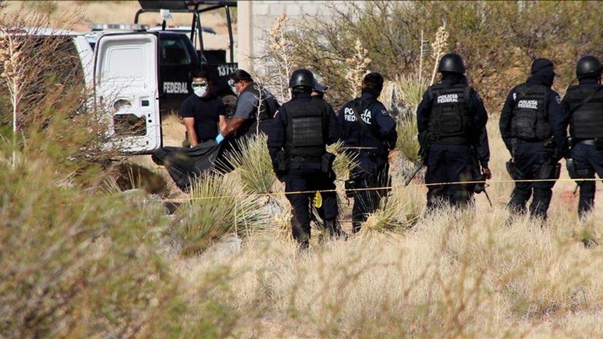 Peritos forenses localizaron los cadáveres de cuatro hombres en una fosa clandestina de Ciudad Juárez.EFE